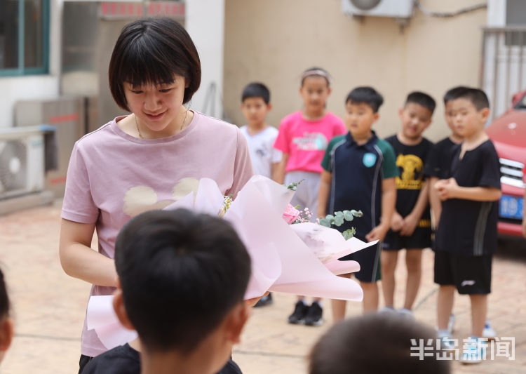 陈梦回家乡与小球员切磋乒乓球