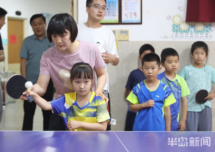 陈梦回家乡与小球员切磋乒乓球