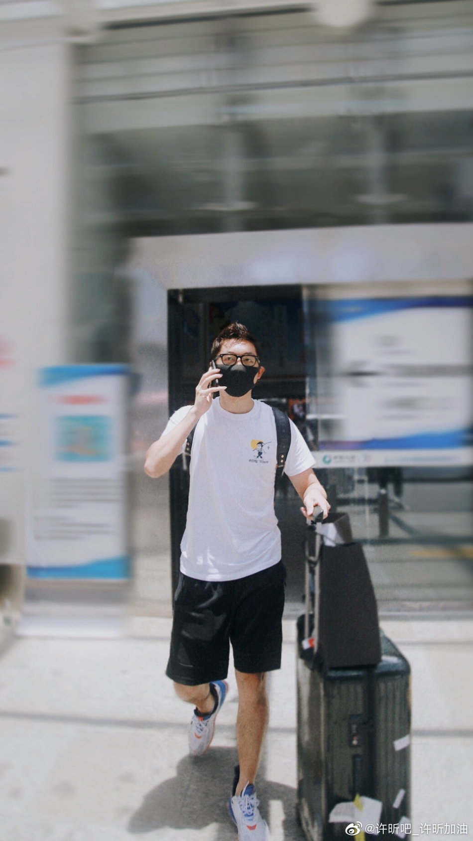 许昕现身机场 身着白T简单清爽