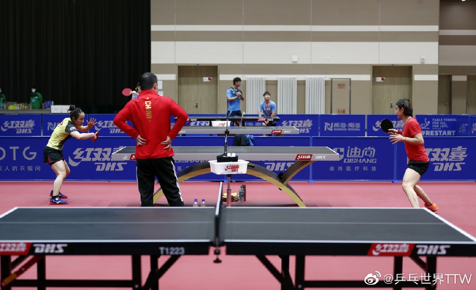 陈梦与伊藤美诚一起训练