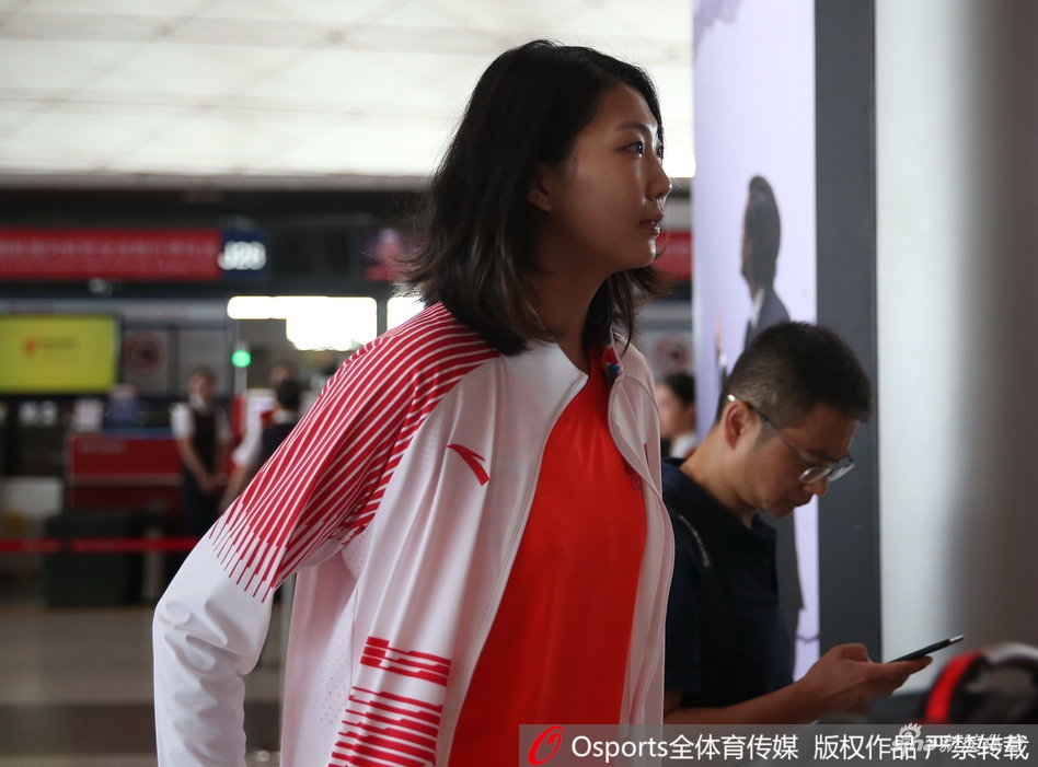 中国女排现身机场出征亚运