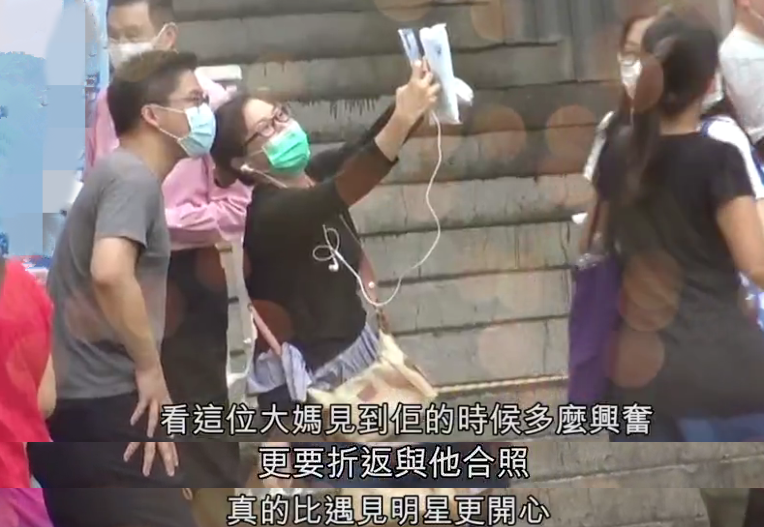 霍启刚街头派发口罩