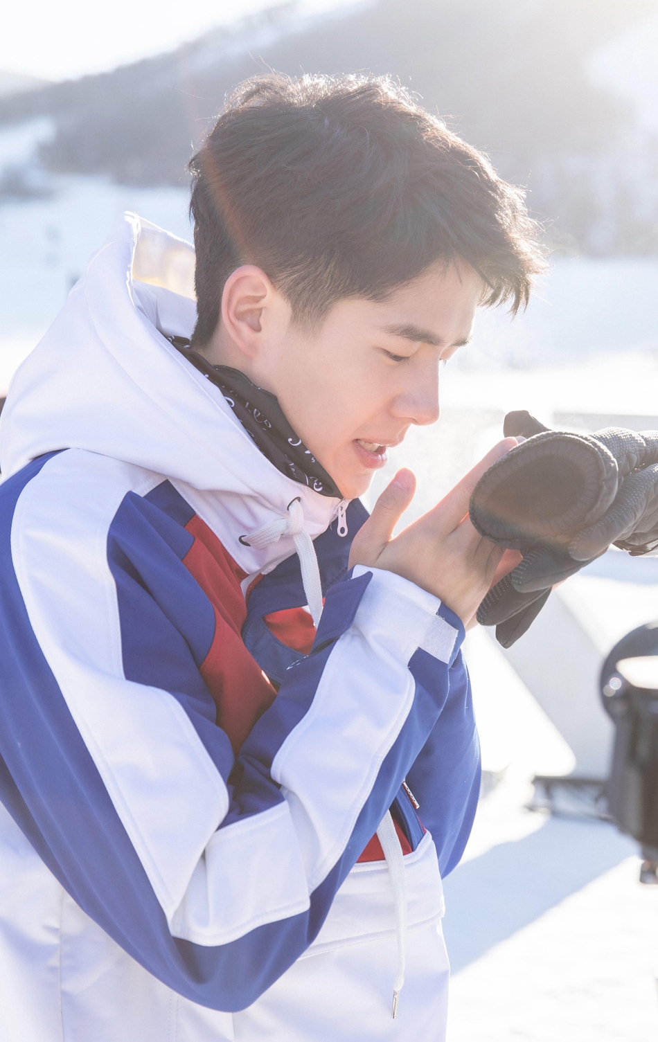 刘昊然滑雪少年感十足