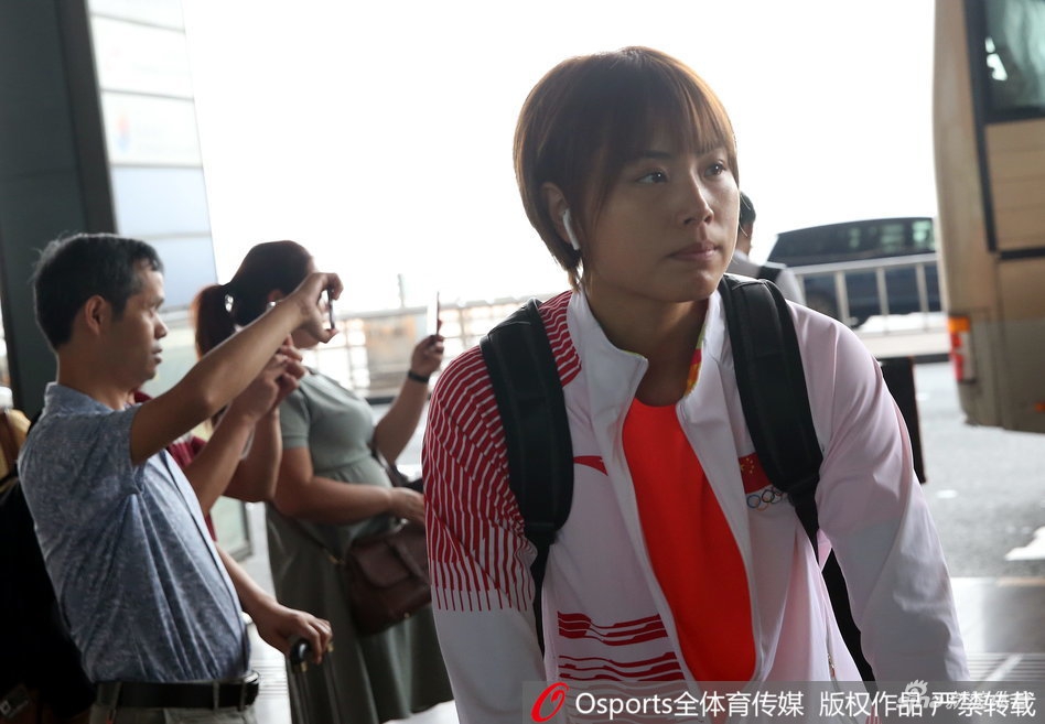 中国女排现身机场出征亚运