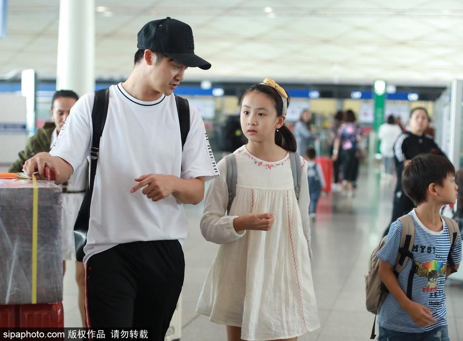 幸福！田亮携一双儿女出游