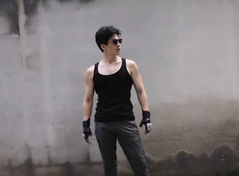 李健晒健身视频大秀好身材