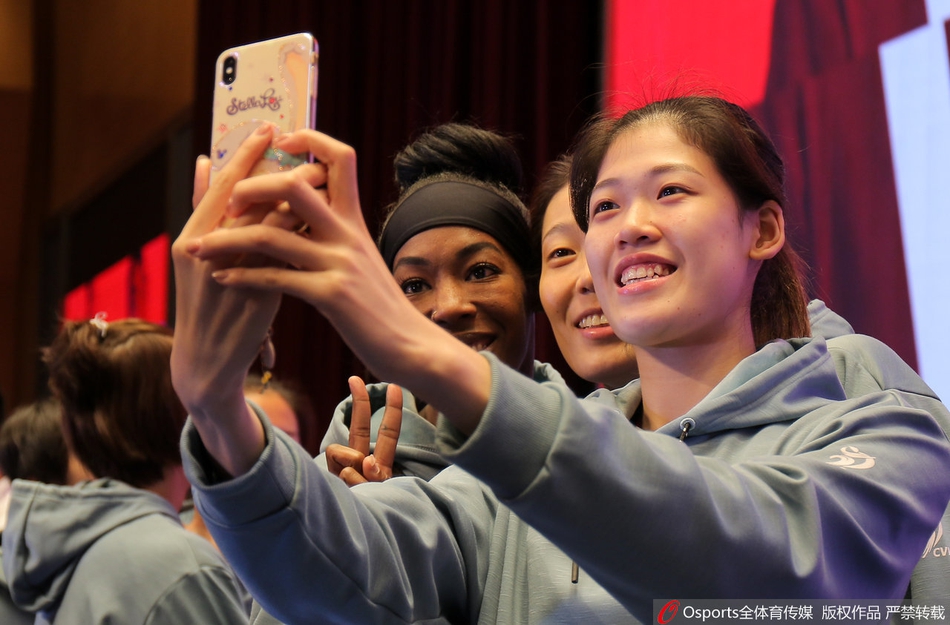 朱婷领衔出席天津女排出征仪式