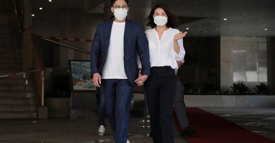 霍启刚参选香港立法会换届选举 郭晶晶露面支持