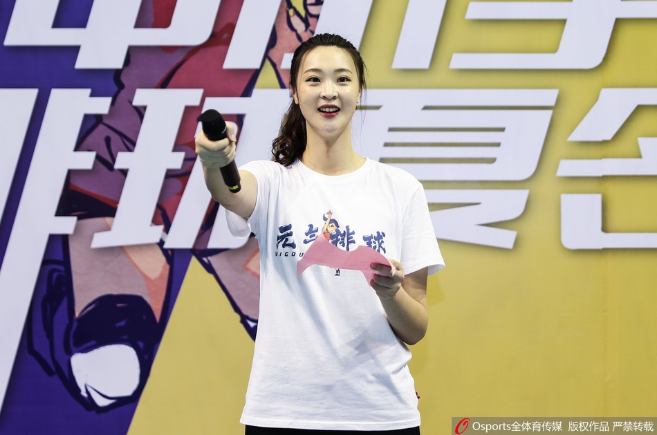 惠若琪现身排球夏令营 教排球亲和力十足
