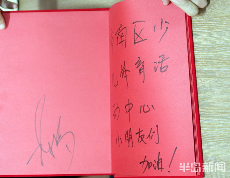 陈梦回家乡与小球员切磋乒乓球