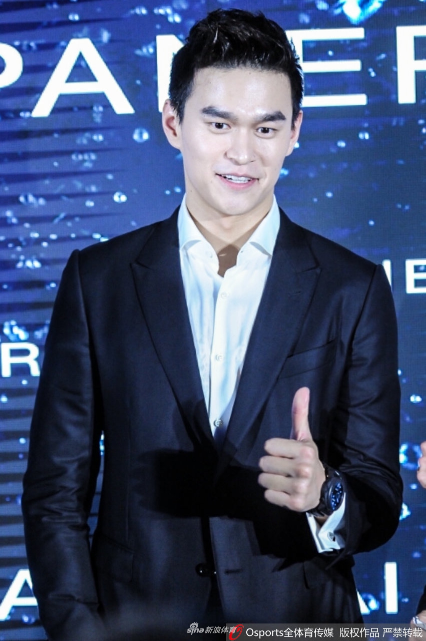 孙杨出席活动一身正装帅气逼人