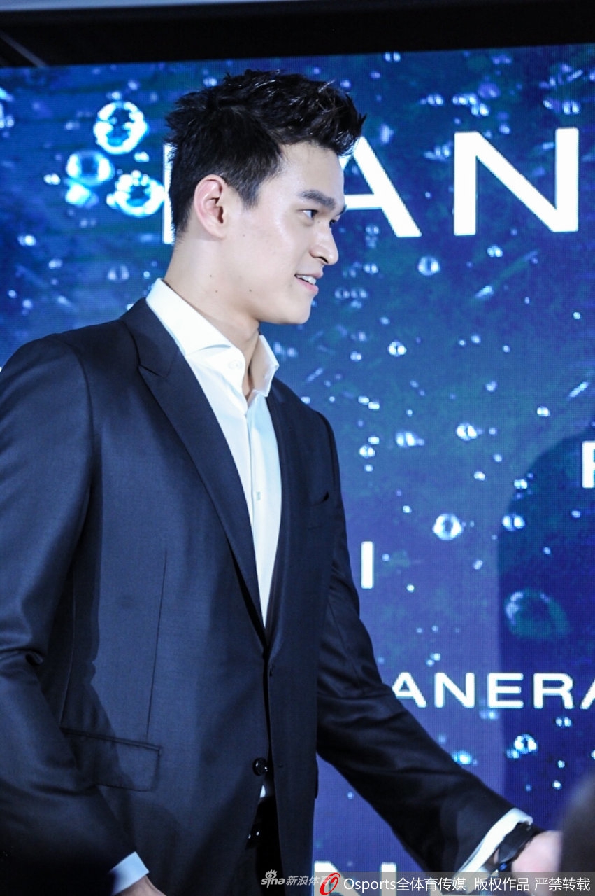 孙杨出席活动一身正装帅气逼人