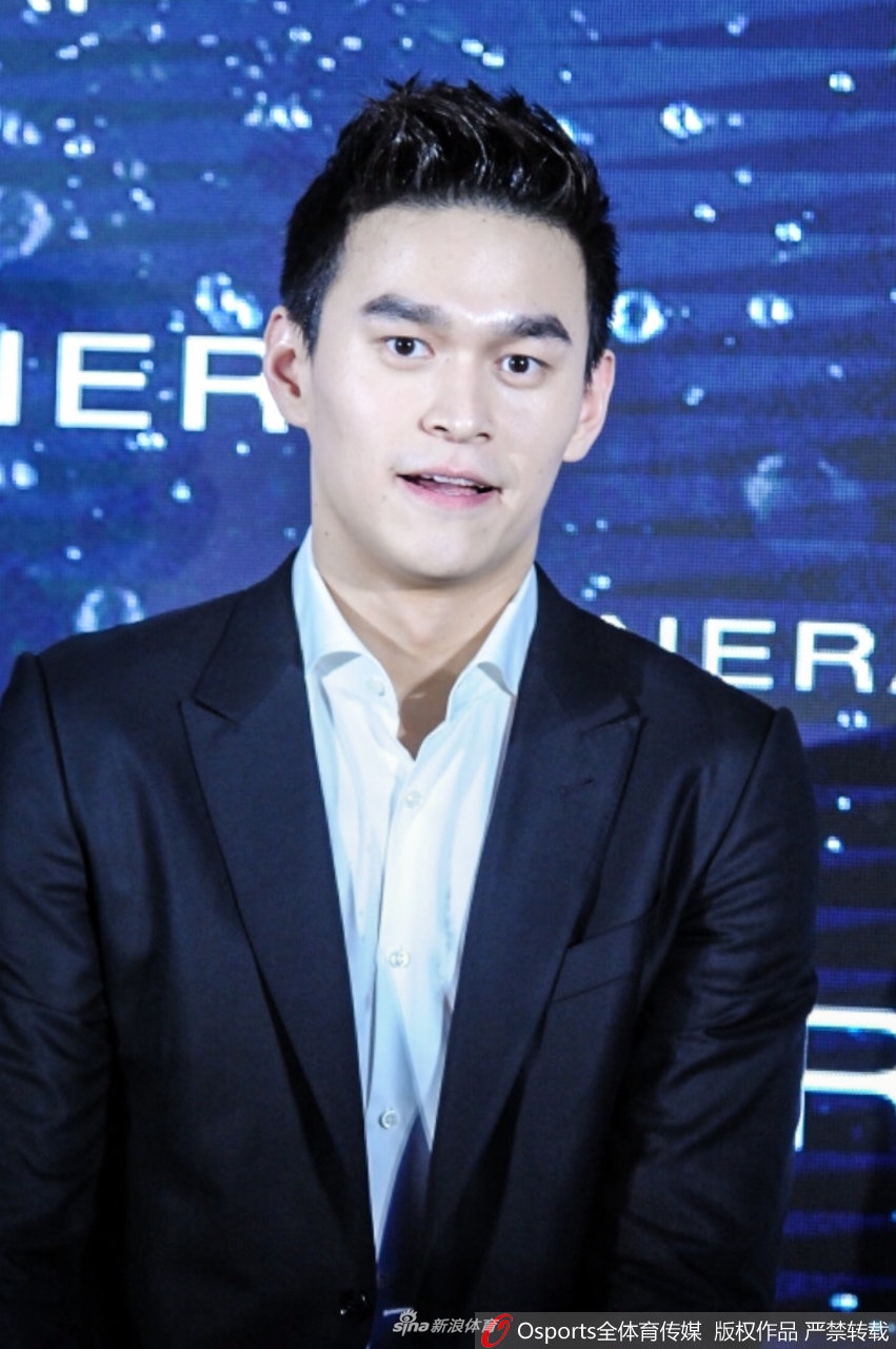 孙杨出席活动一身正装帅气逼人