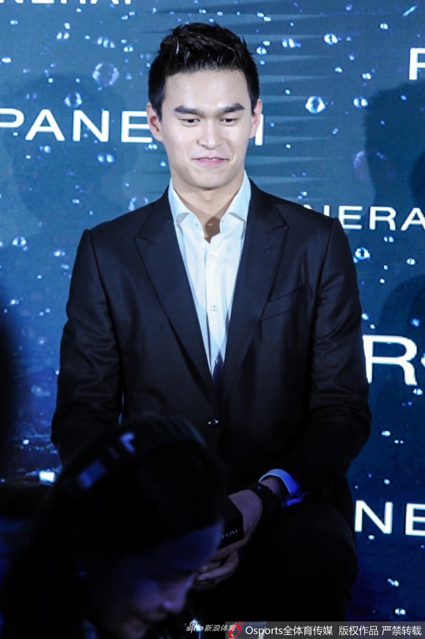 孙杨出席活动一身正装帅气逼人