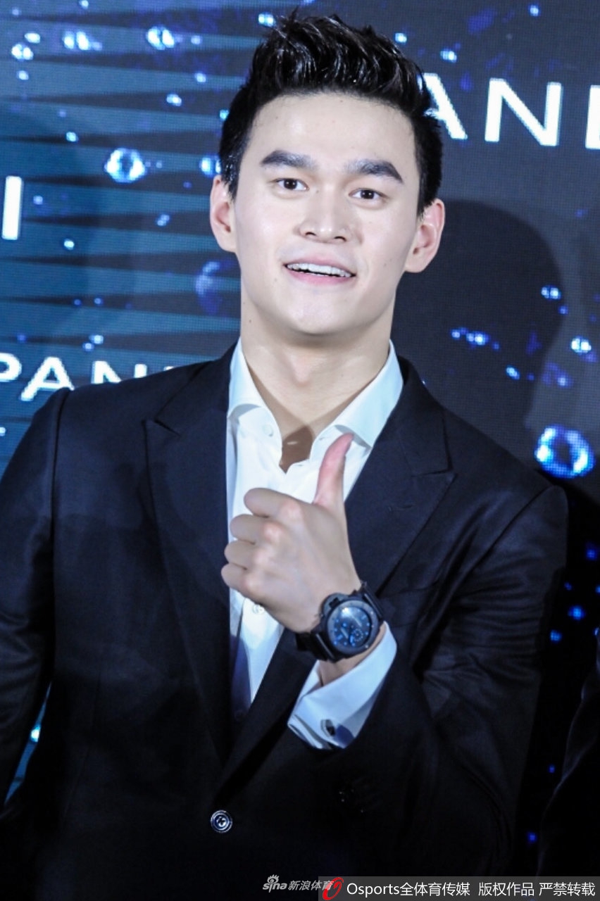 孙杨出席活动一身正装帅气逼人