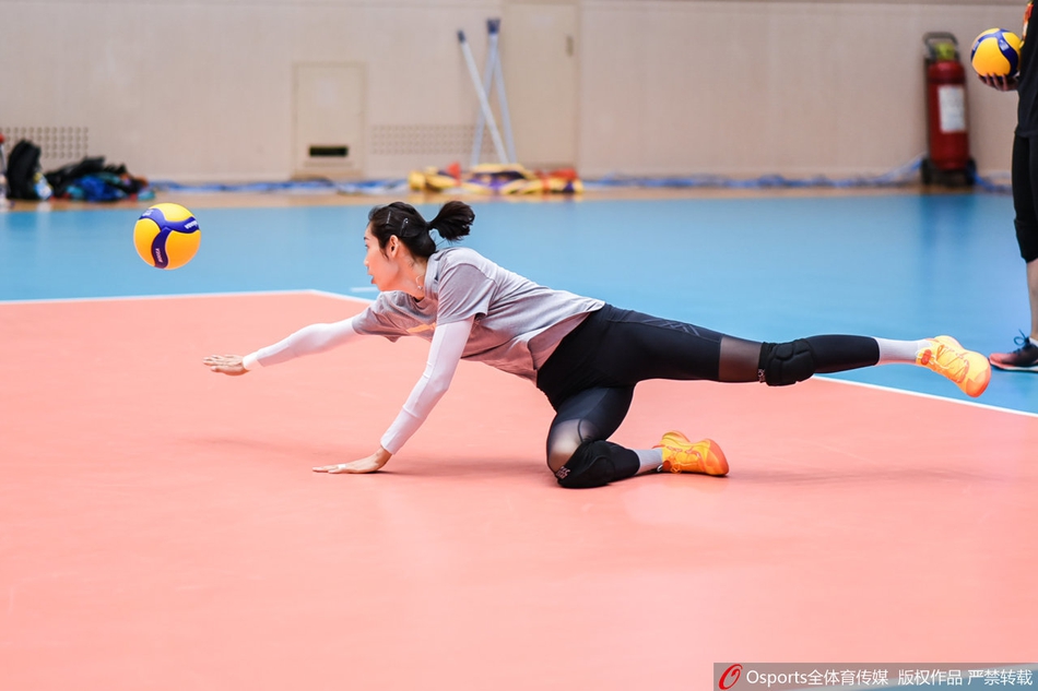 朱婷领衔天津女排公开训练