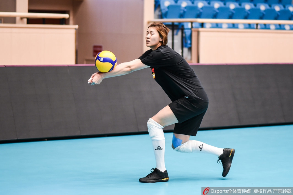 朱婷领衔天津女排公开训练