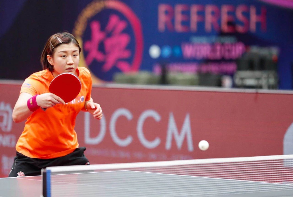 世界杯马琳戴口罩与陈梦对练