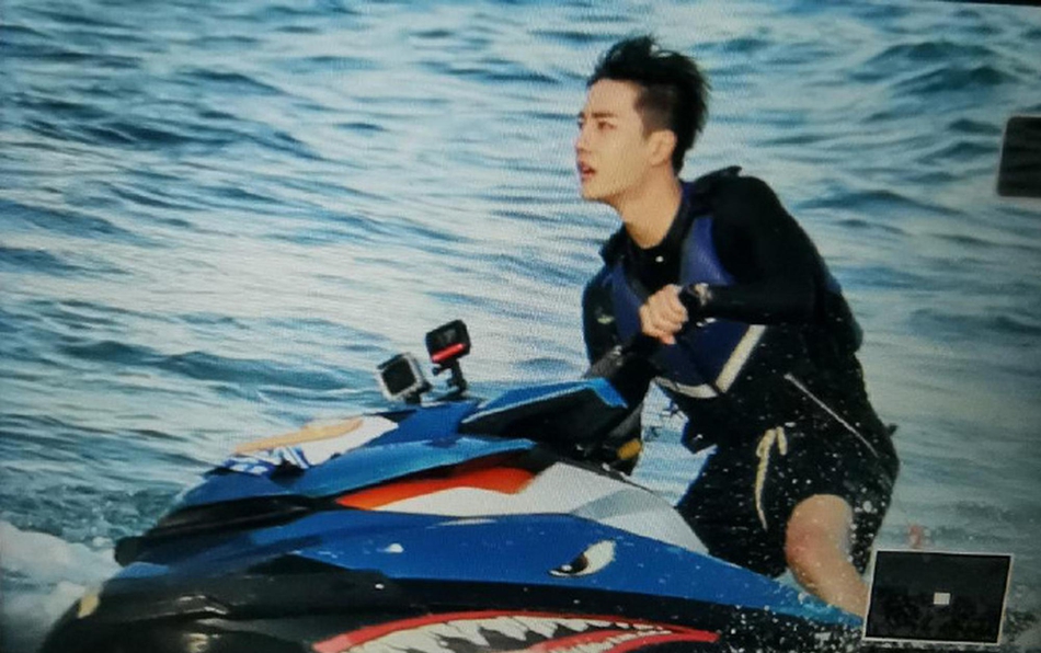 王一博骑摩托艇酷炫拉风