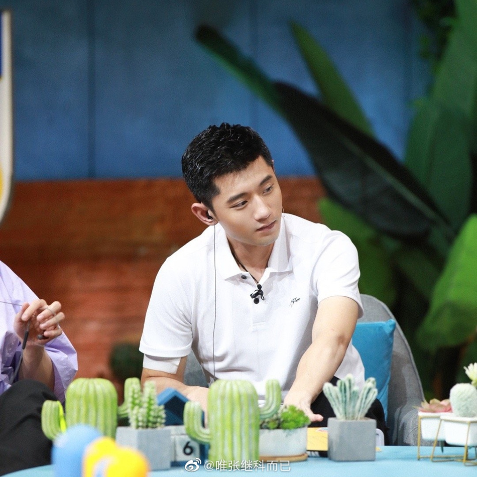 张继科简约装扮录节目帅气十足