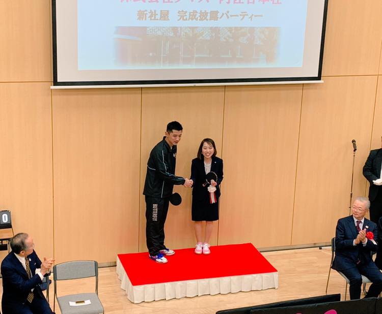 张继科与张本智和水谷隼合影