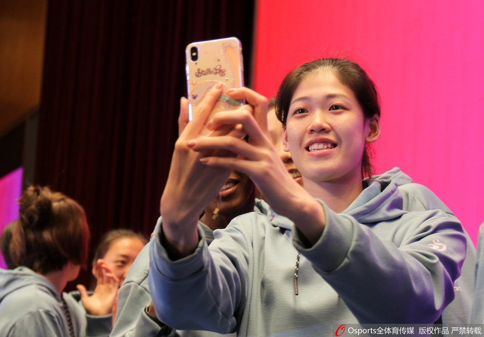 朱婷领衔出席天津女排出征仪式