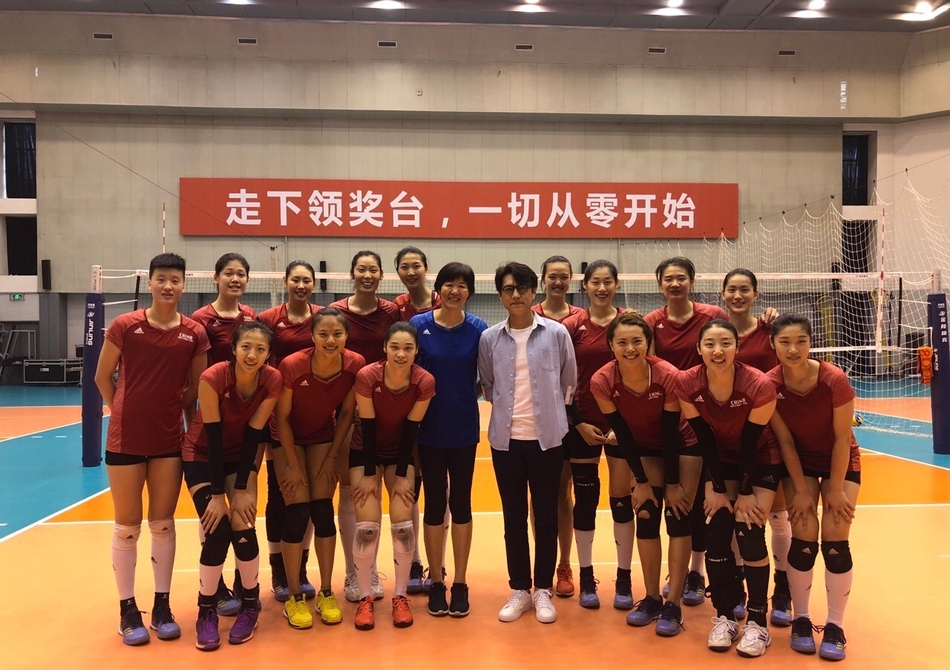 明星和女排姑娘合照的尴尬瞬间 没一个Hold得住！