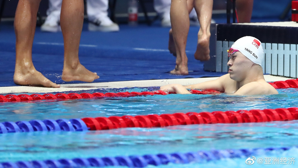 孙杨主动“握手”疑遭巴西选手拒绝