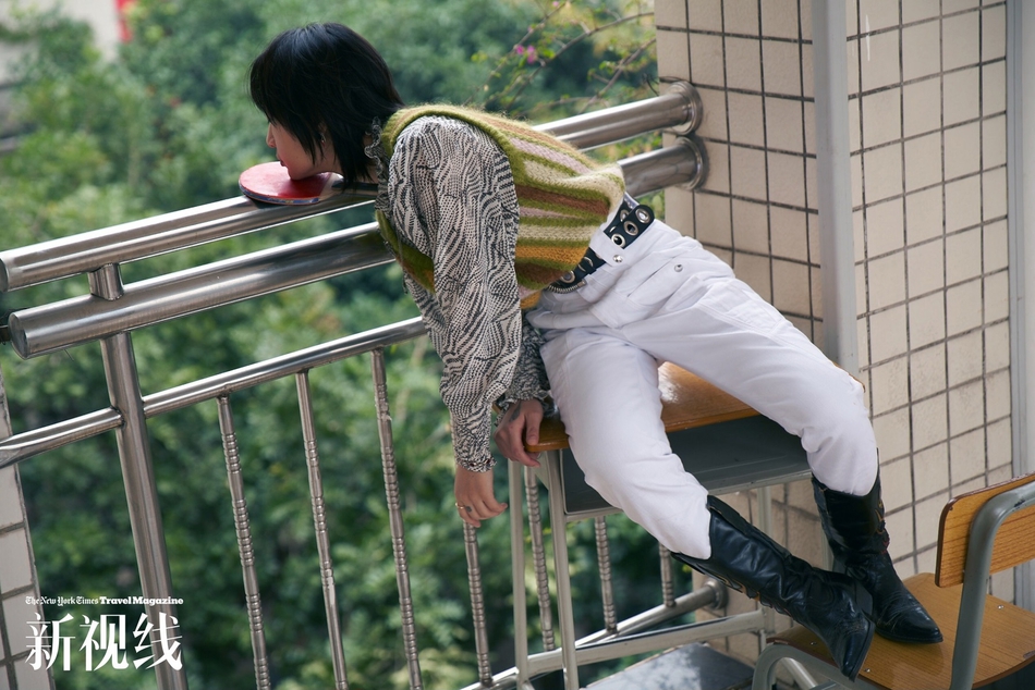 周笔畅拍摄乒乓球写真