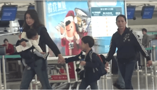 霍启刚郭晶晶夫妇一家出游