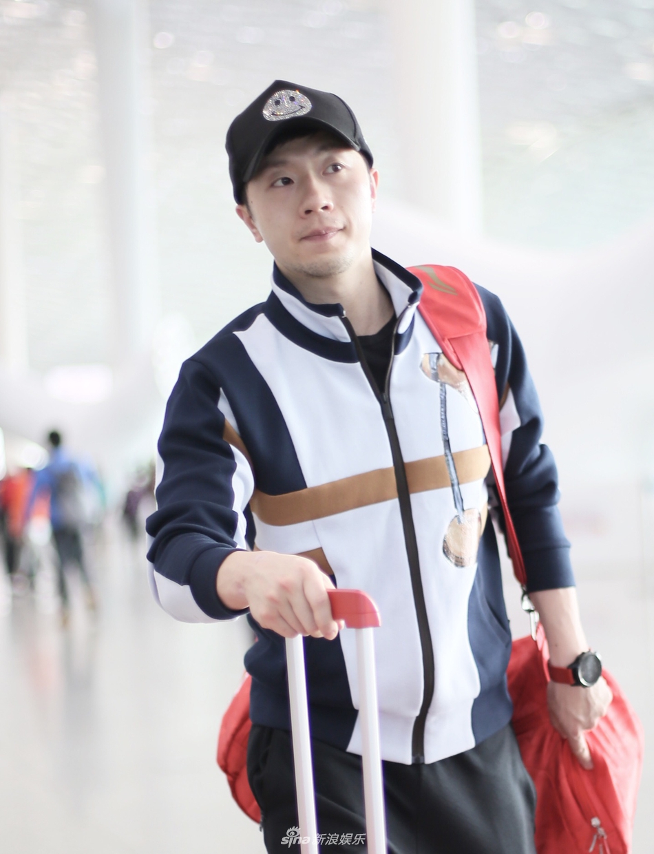 马龙赛后休闲装现身机场