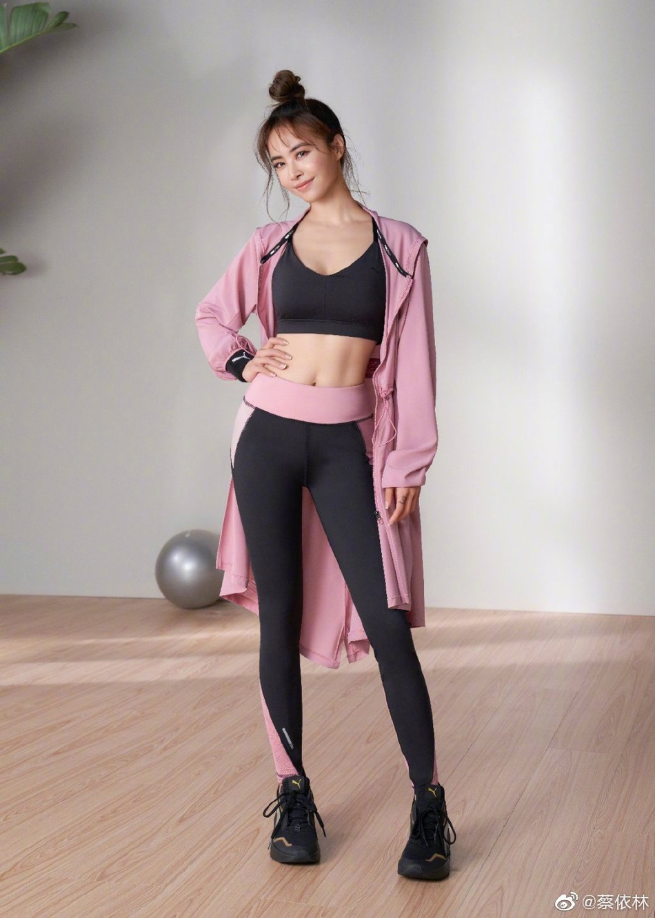 蔡依林扎丸子头练瑜伽马甲线明显