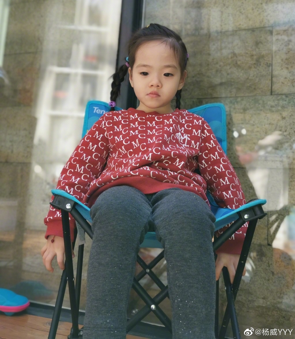 宅家两月后杨威带娃出门