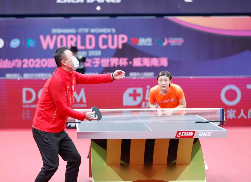 世界杯马琳戴口罩与陈梦对练