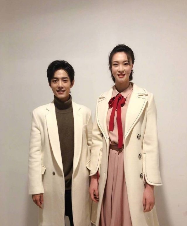 明星和女排姑娘合照的尴尬瞬间 没一个Hold得住！