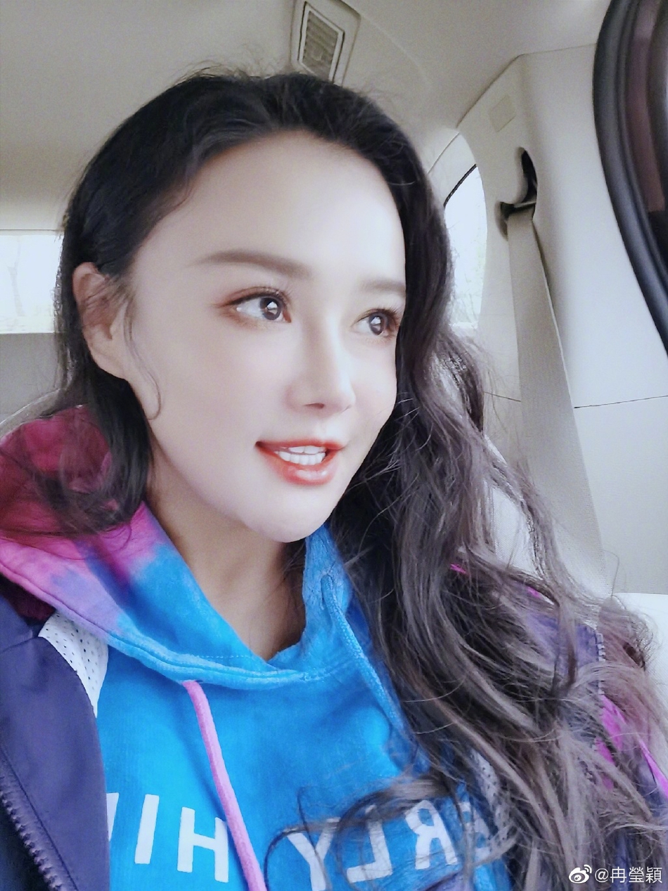 冉莹颖邹市明与小朋友合照