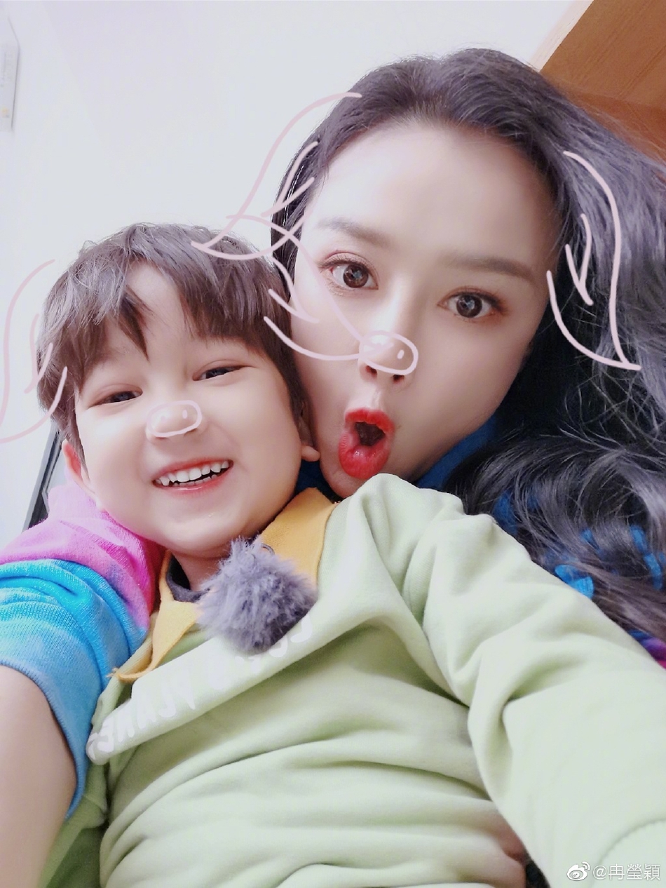 冉莹颖邹市明与小朋友合照