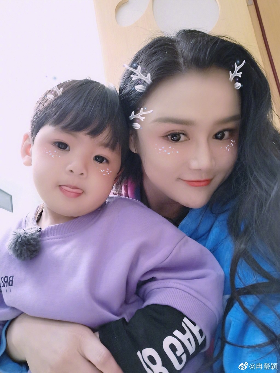 冉莹颖邹市明与小朋友合照