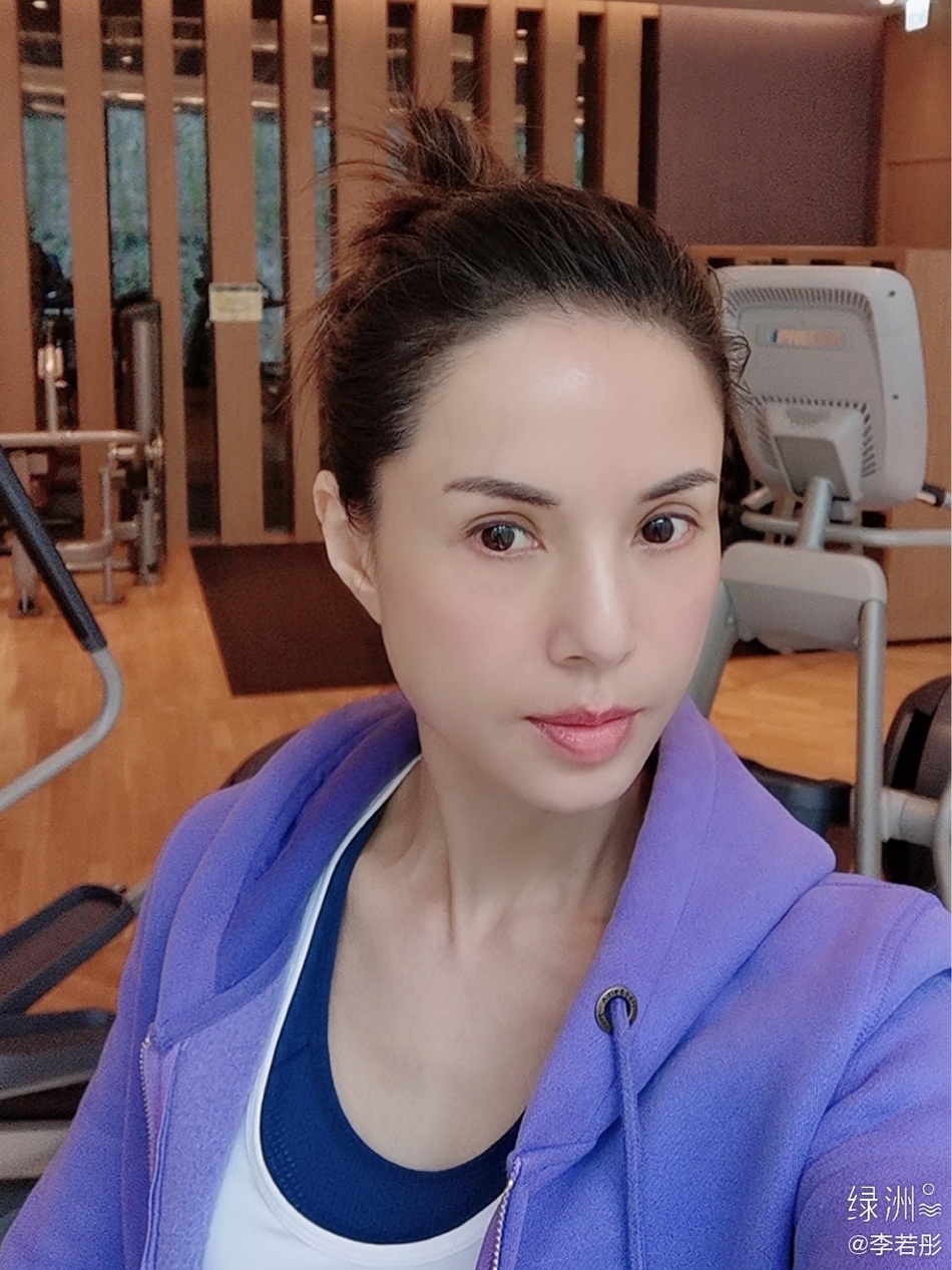 李若彤健身举哑铃手臂线条纤细