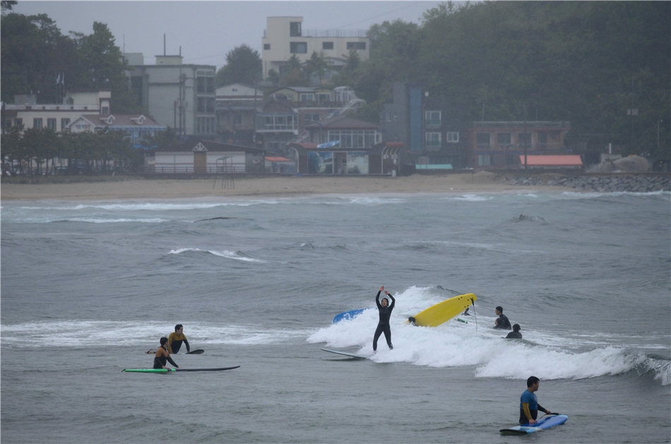 韩国海滨冲浪掠影