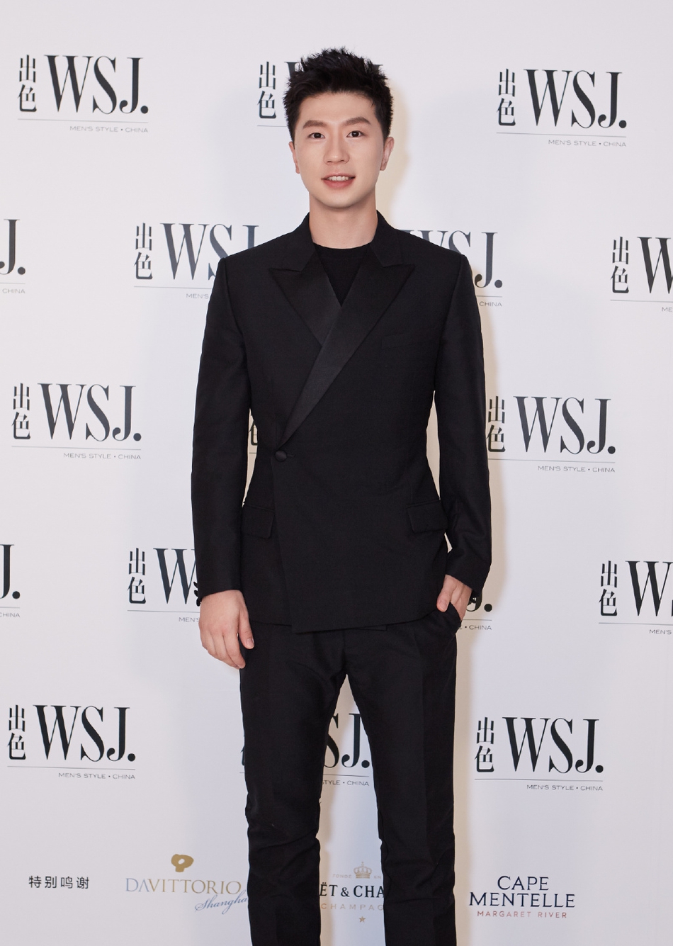 马龙身着黑色西装出席活动帅气十足