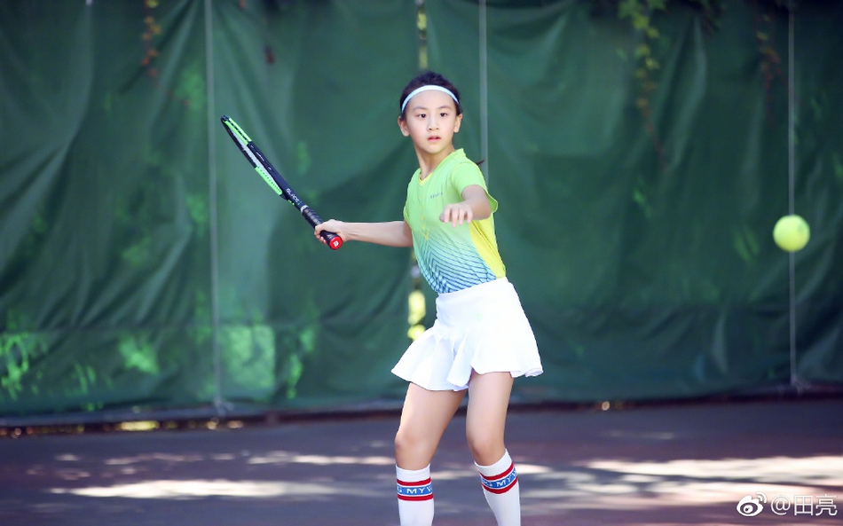 田亮晒森碟打网球照片