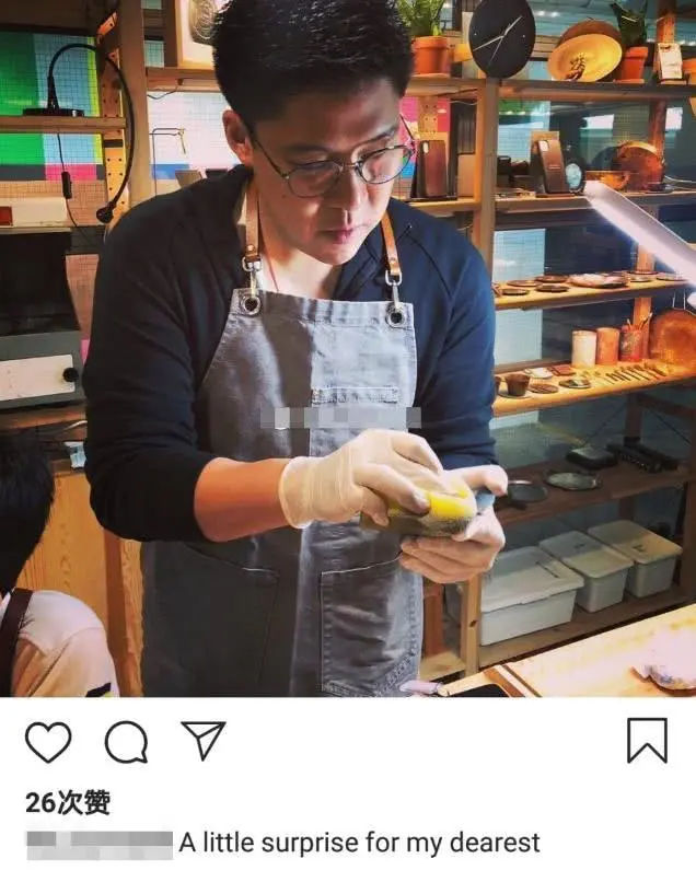 霍启刚劳动节陪儿子做手工