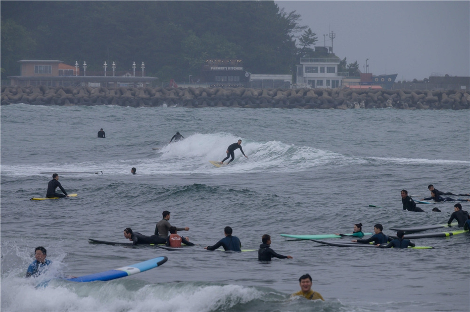 韩国海滨冲浪掠影