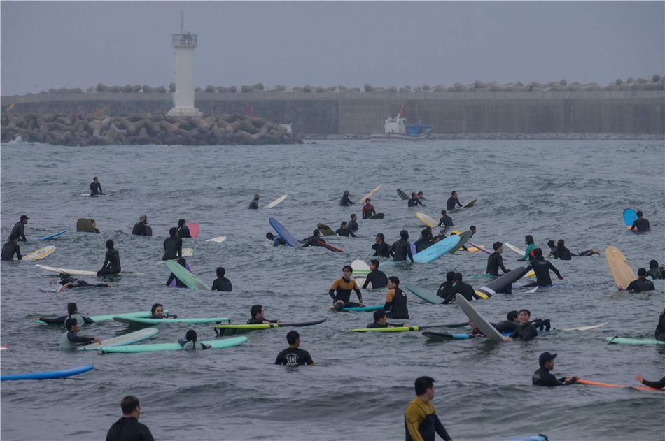 韩国海滨冲浪掠影