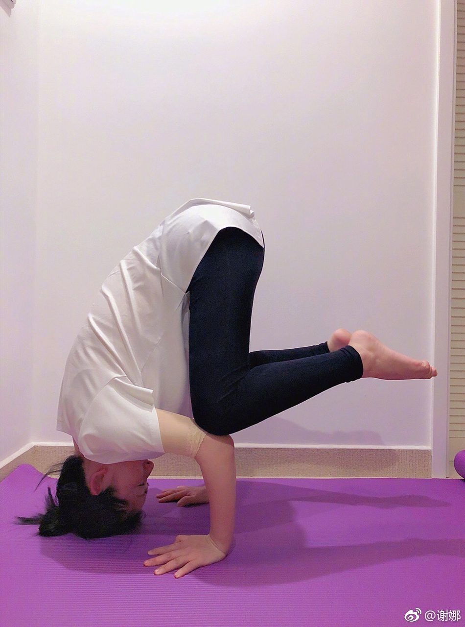 谢娜晒健身照戴拳击手套腹肌明显