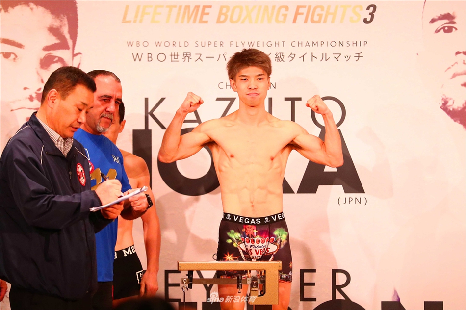 大晦日职业拳击称重仪式举行