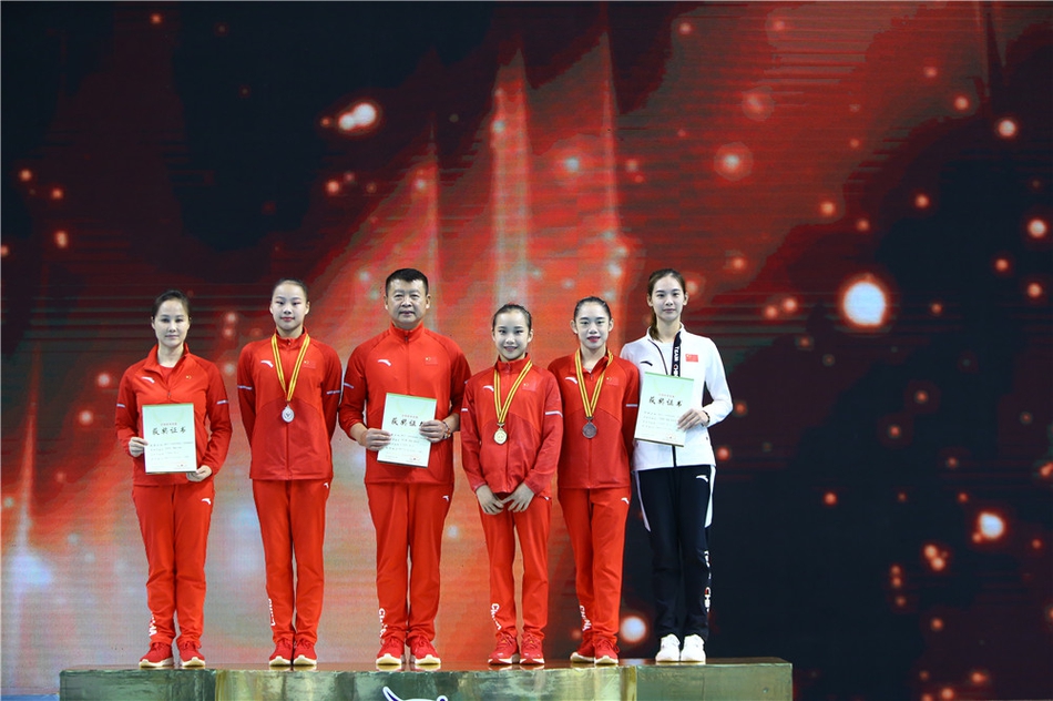 全国锦标赛高低杠 范忆琳夺冠