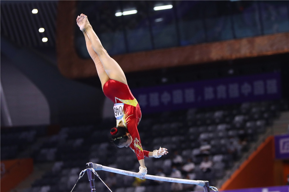 全国锦标赛高低杠 范忆琳夺冠