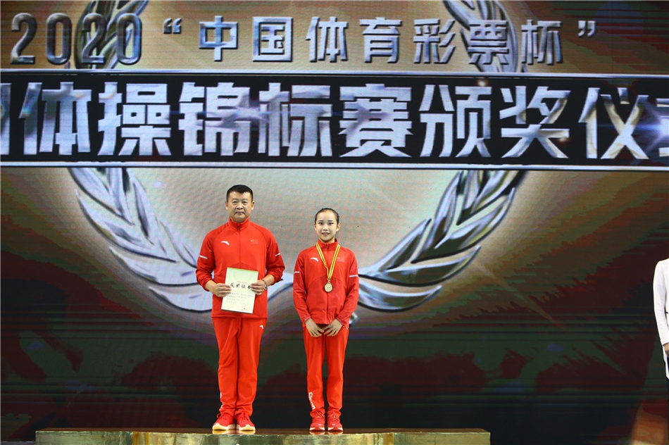 全国锦标赛高低杠 范忆琳夺冠